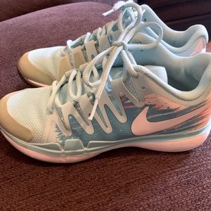 Women’s Nike Vapor 9.5 Tour tennis shoes size 8.5